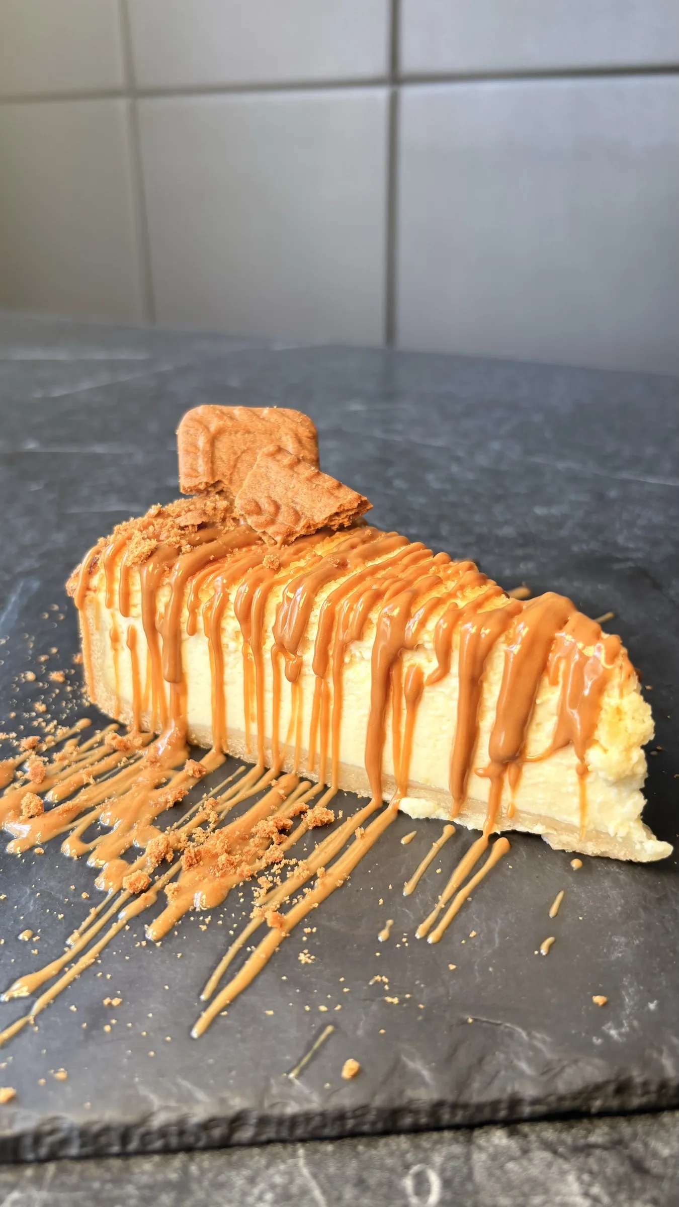 Dessert mit Soße auf dunklem Teller