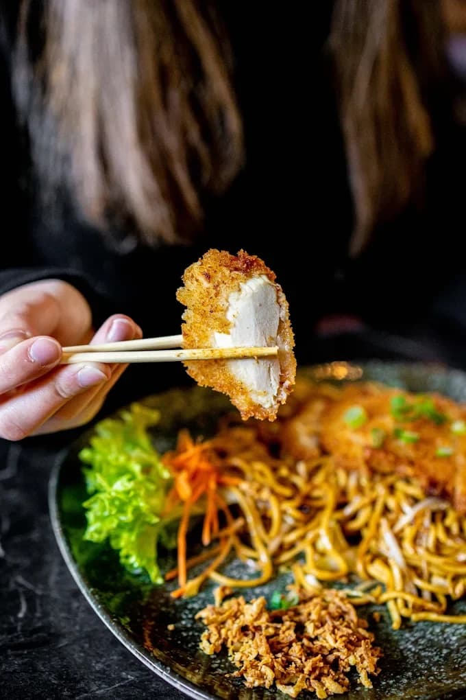 Donburi mit rohem Fisch auf Reis