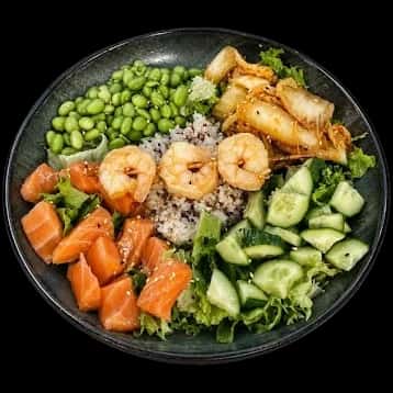 Bowl mit Lachs, Garnelen, Edamame und Gurke