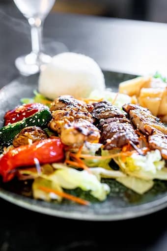 Gegrilltes Fleisch mit Gemüse und Reis