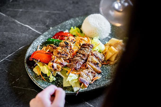 Gegrilltes Hähnchen mit Salat und Reis