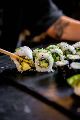 Grüne Sushi-Rollen mit Avocado