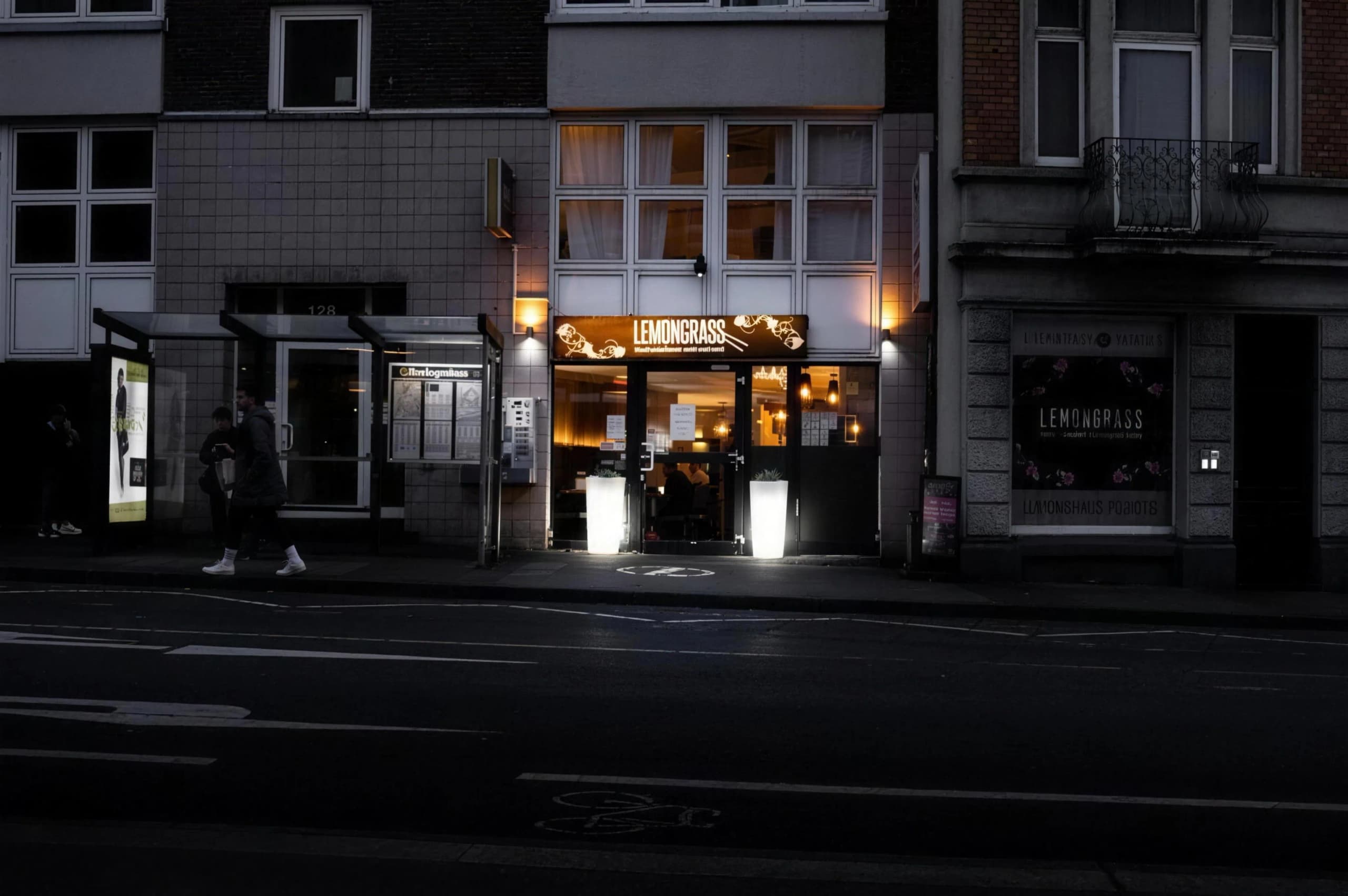 Eingang des Lemongrass in der Jakobstraße bei Nacht