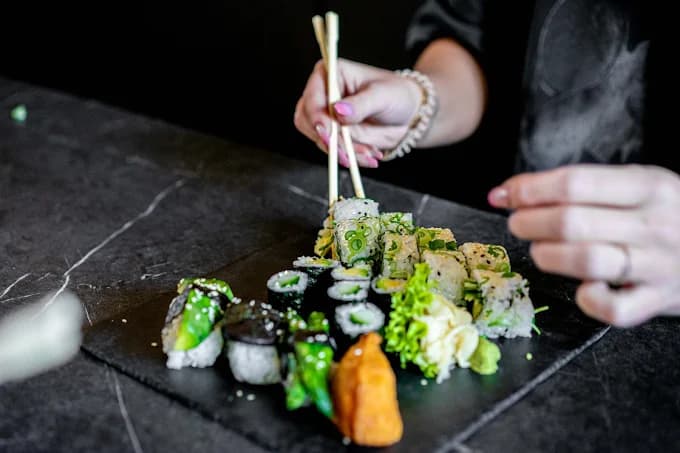 Sushi-Platte mit Avocado-Rolls und Tempura