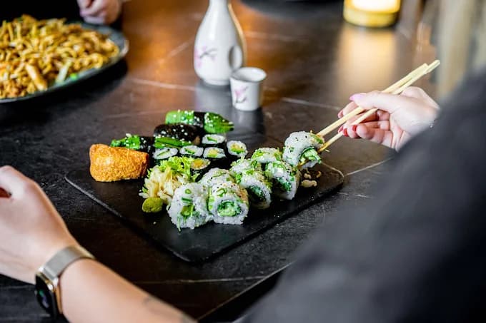 Sushi-Rollen und gebratene Nudeln auf dem Tisch