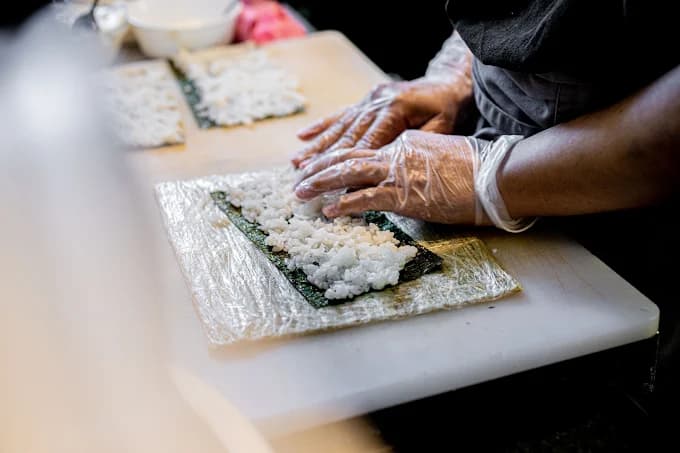 Sushi wird von Hand gerollt