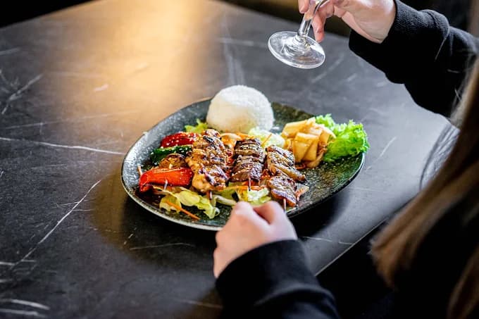 Wok-Gericht mit Reis und Salat