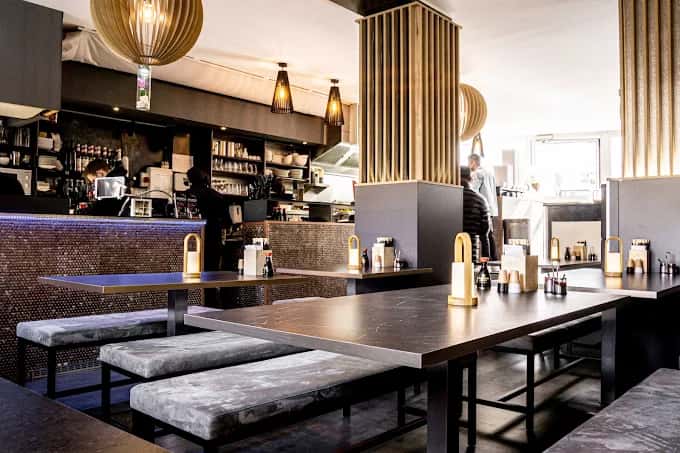 Bar und Tische im Lemongrass