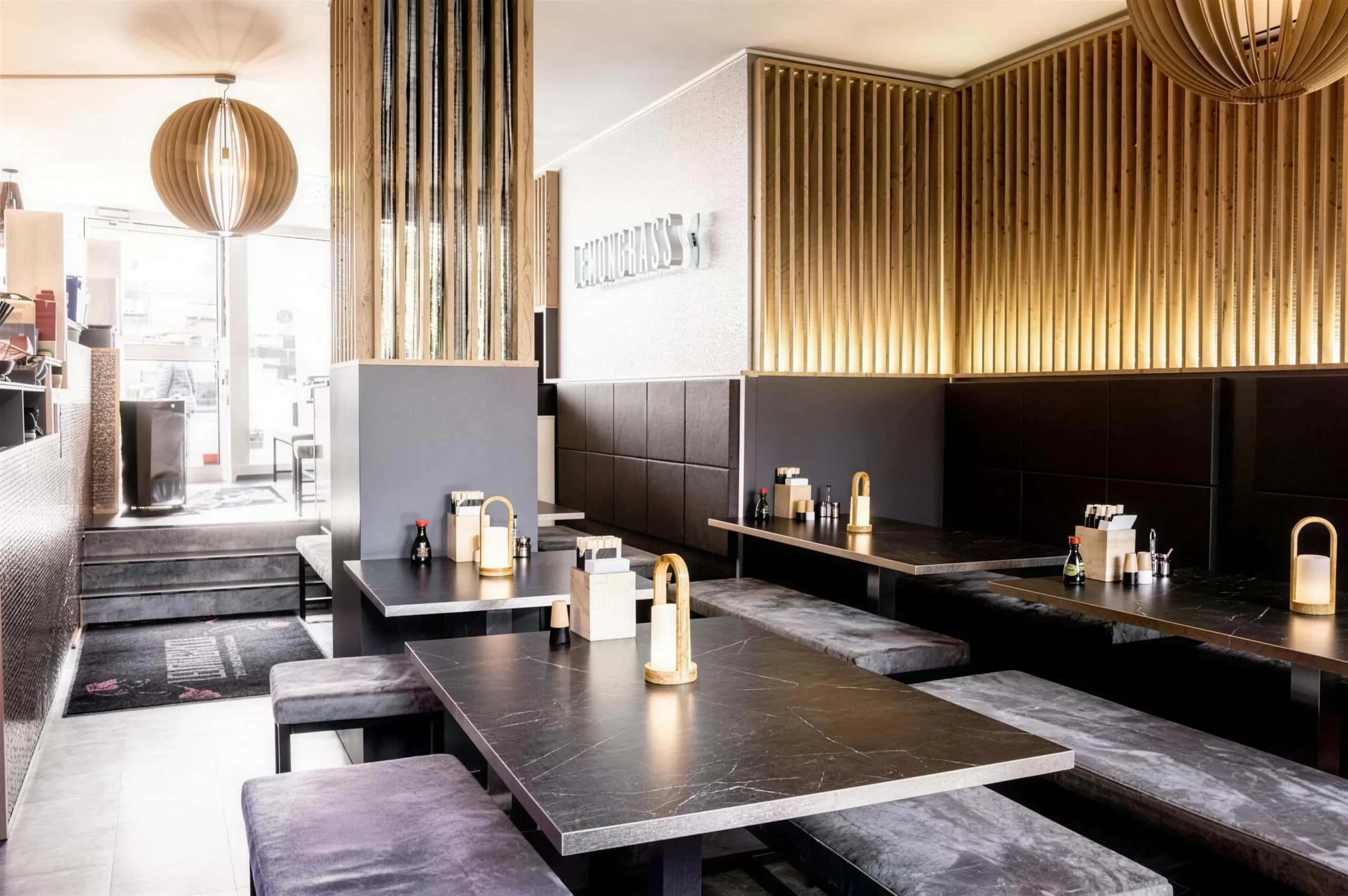 Sitznischen mit Lampen im Lemongrass