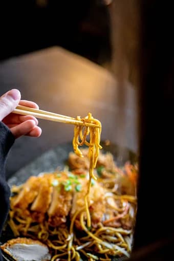 Mittagsangebot mit Sushi und Wok